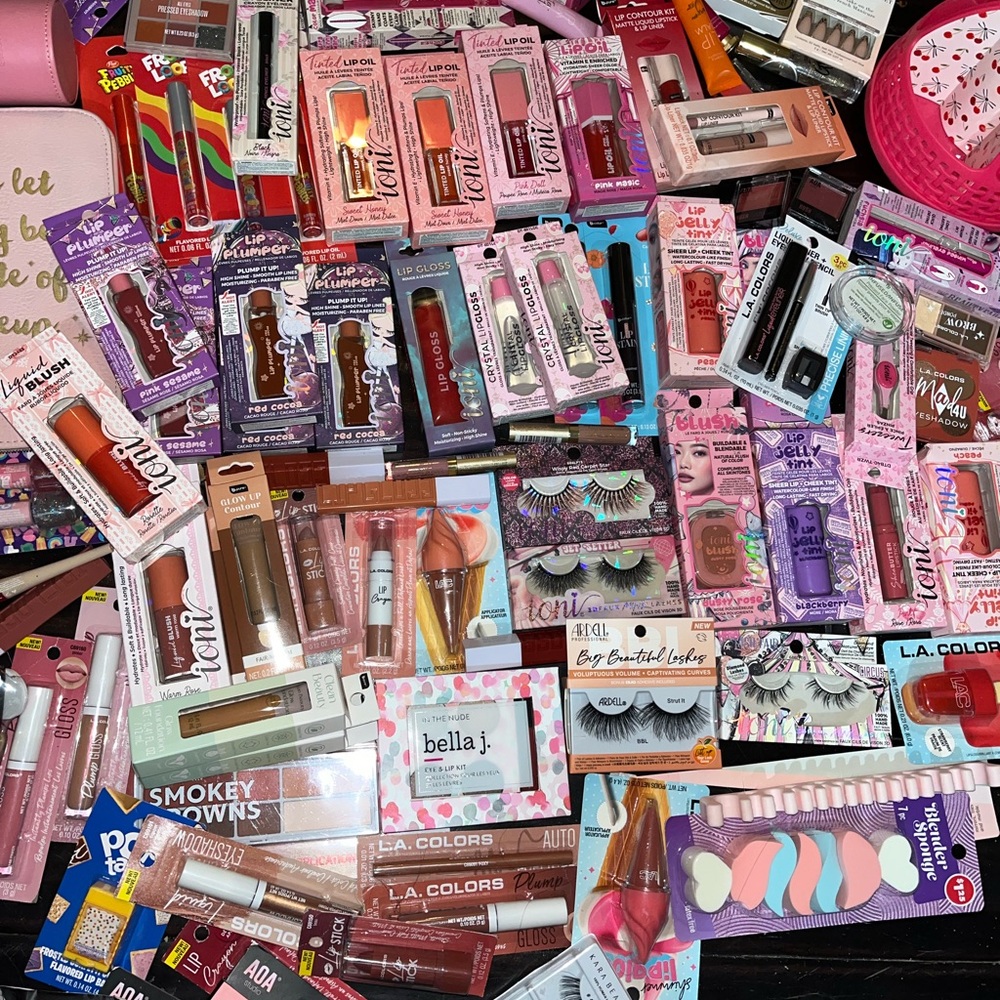 Assorted Beauty and Makeup Collection - Picture 2 of 8